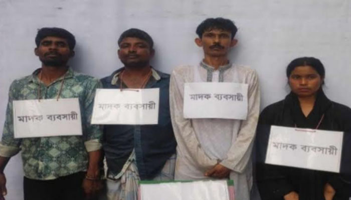 হাজীগঞ্জে যৌথ বাহিনীর অভিযানে ৪ মাদক কারবারি আটক হাজীগঞ্জে যৌথ বাহিনীর অভিযানে ৪ মাদক কারবারি আটক