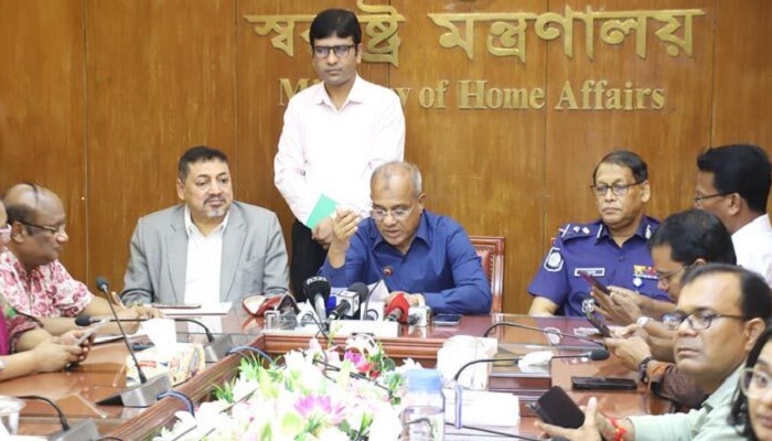 লুট হওয়া অস্ত্র উদ্ধারে পুরস্কার ঘোষণা, সর্বোচ্চ ৫ লাখ টাকা লুট হওয়া অস্ত্র উদ্ধারে পুরস্কার ঘোষণা, সর্বোচ্চ ৫ লাখ টাকা