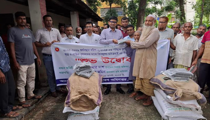 ঈশ্বরদীতে ৩৬০ কৃষককে বিনামূল্যে মাষকলাই বীজ ও সার বিতরণ ঈশ্বরদীতে ৩৬০ কৃষককে বিনামূল্যে মাষকলাই বীজ ও সার বিতরণ