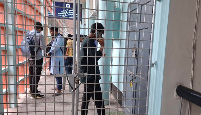 ৩ মাসেও হয়নি রেজাল্ট, রাবির আরবী বিভাগে শিক্ষার্থীদের তালা