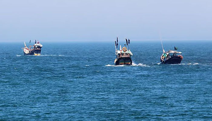 এবার আরাকান আর্মির ধাওয়ায় নাফ নদীতে ট্রলার ডুবি এবার আরাকান আর্মির ধাওয়ায় নাফ নদীতে ট্রলার ডুবি