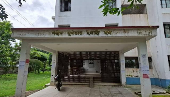 বেরোবির হলে অস্বাস্থ্যকর পানি, শিক্ষার্থীদের ক্ষোভ