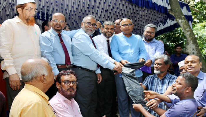 খালেদা জিয়ার সুস্থতা কামনায় ইবিতে রেইনকোট বিতরণ