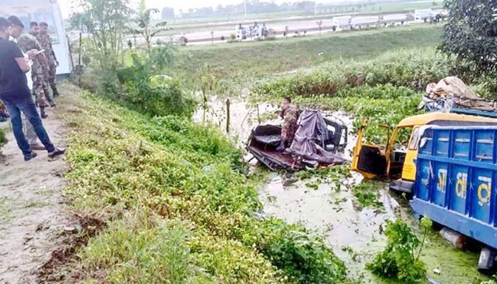 সেনাবাহিনীর গাড়ির পেছনে ট্রাকের ধাক্কা, ৮ সেনাসদস্য আহত সেনাবাহিনীর গাড়ির পেছনে ট্রাকের ধাক্কা, ৮ সেনাসদস্য আহত