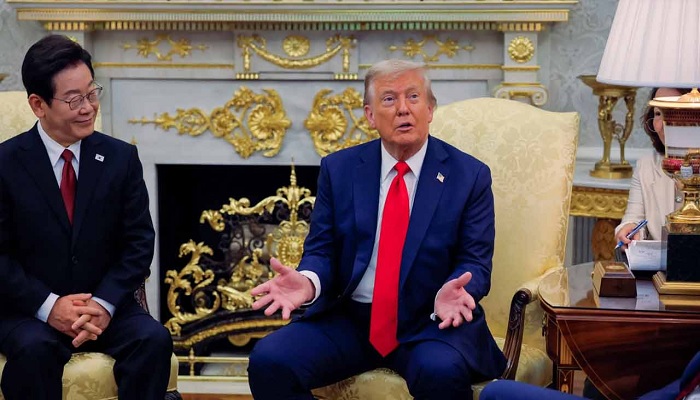 চীনের ওপর ২০০ শতাংশ শুল্ক আরোপের হুমকি ট্রাম্পের চীনের ওপর ২০০ শতাংশ শুল্ক আরোপের হুমকি ট্রাম্পের