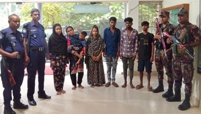 বিজিবির অভিযানে ২ মানব পাচারকারীসহ ৫ অনুপ্রবেশকারী আটক বিজিবির অভিযানে ২ মানব পাচারকারীসহ ৫ অনুপ্রবেশকারী আটক