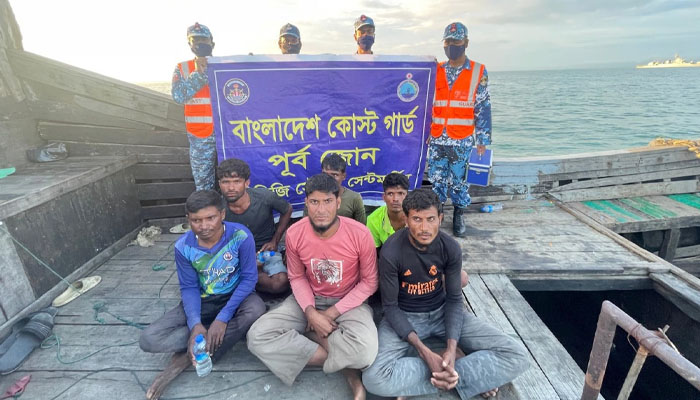 সমুদ্রে ডুবতে থাকা বোট থেকে ৬ জেলে উদ্ধার সমুদ্রে ডুবতে থাকা বোট থেকে ৬ জেলে উদ্ধার