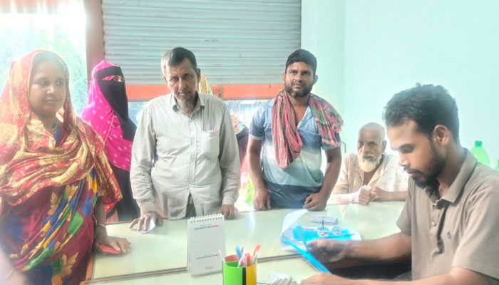 গোয়ালন্দে খাদ্য বান্ধব কর্মসূচির কার্ড বিতরণে অতিরিক্ত অর্থ আদায়ের অভিযোগ গোয়ালন্দে খাদ্য বান্ধব কর্মসূচির কার্ড বিতরণে অতিরিক্ত অর্থ আদায়ের অভিযোগ