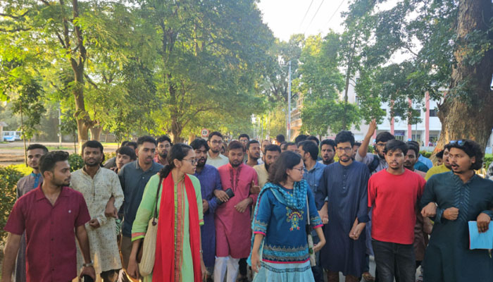 রাকসুর মনোনয়ন বিতরণের সময় বাড়ানোর প্রতিবাদে শিক্ষার্থীদের বিক্ষোভ