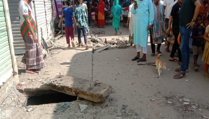 সিদ্ধিরগঞ্জে ড্রেনে জমে থাকা গ্যাসের বিস্ফোরণ, আহত ৩ সিদ্ধিরগঞ্জে ড্রেনে জমে থাকা গ্যাসের বিস্ফোরণ, আহত ৩