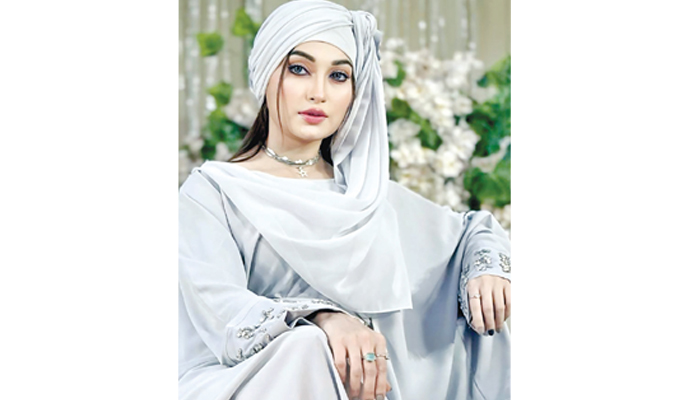 র্যাম্প মডেল হিসেবে স্টেজ মাতাচ্ছেন রাজ রিপা র্যাম্প মডেল হিসেবে স্টেজ মাতাচ্ছেন রাজ রিপা