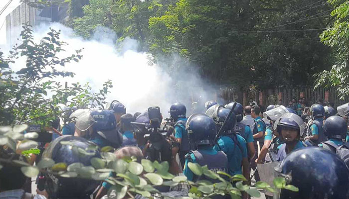 প্রকৌশল শিক্ষার্থীদের সঙ্গে পুলিশের সংঘর্ষ, টিয়ারশেল নিক্ষেপ প্রকৌশল শিক্ষার্থীদের সঙ্গে পুলিশের সংঘর্ষ, টিয়ারশেল নিক্ষেপ