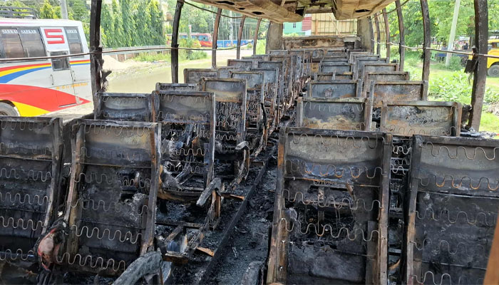 রাজবাড়ীতে রাতের আঁধারে পার্কিং করা বাসে অগ্নিকাণ্ড রাজবাড়ীতে রাতের আঁধারে পার্কিং করা বাসে অগ্নিকাণ্ড