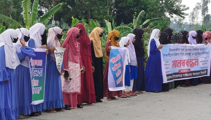 শিক্ষার্থীকে বের করে দেয়ার প্রতিবাদে সিরাজগঞ্জে মানববন্ধন শিক্ষার্থীকে বের করে দেয়ার প্রতিবাদে সিরাজগঞ্জে মানববন্ধন