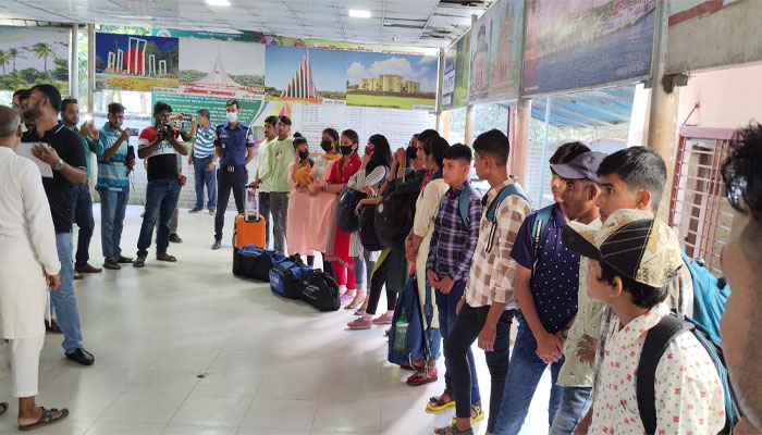 পাচারের শিকার ১৭ বাংলাদেশি ভারত থেকে দেশে ফিরলো পাচারের শিকার ১৭ বাংলাদেশি ভারত থেকে দেশে ফিরলো