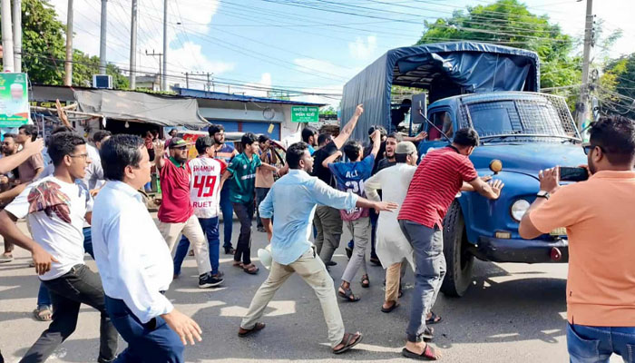 বুয়েট শিক্ষার্থীদের ওপর হামলার প্রতিবাদে রুয়েট শিক্ষার্থীদের অবরোধ