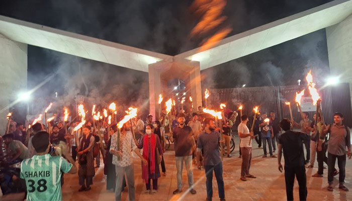 বুয়েট শিক্ষার্থীদের ওপর পুলিশি হামলা, বেরোবিতে মশাল মিছিল