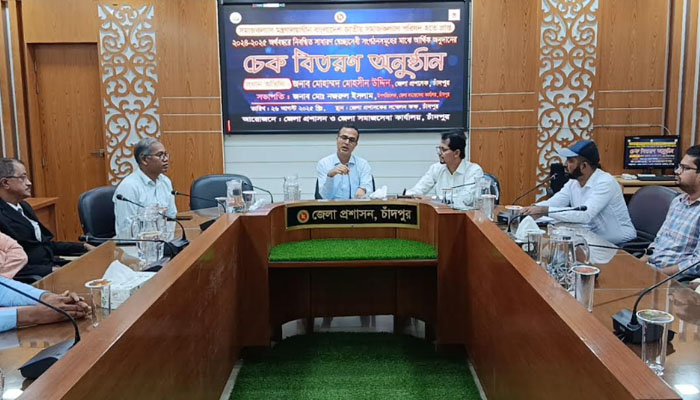 চাঁদপুরে স্বেচ্ছাসেবী সংগঠনের মাঝে চেক বিতরণ করলেন ডিসি চাঁদপুরে স্বেচ্ছাসেবী সংগঠনের মাঝে চেক বিতরণ করলেন ডিসি