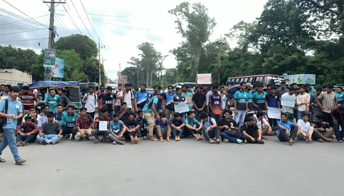 সড়ক অবরোধ করে রাবি শিক্ষার্থীদের বিক্ষোভ