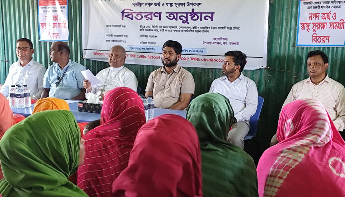 রাজশাহীতে পদ্মা নদীর মধ্যচরে বন্যায় ক্ষতিগ্রস্তদেরকে সহায়তা প্রদান রাজশাহীতে পদ্মা নদীর মধ্যচরে বন্যায় ক্ষতিগ্রস্তদেরকে সহায়তা প্রদান