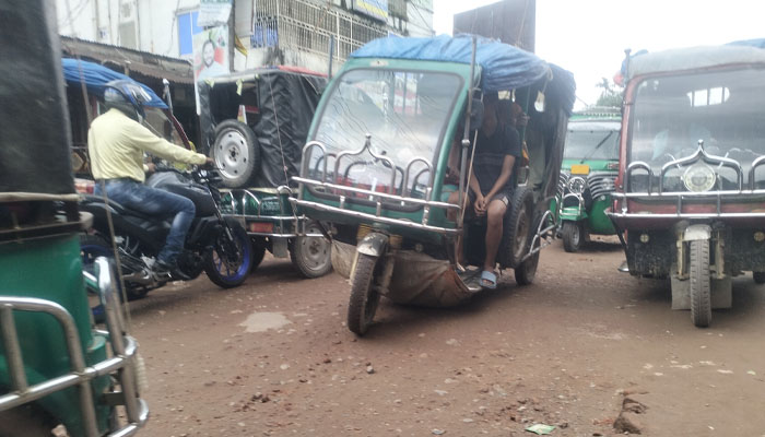 ঈশ্বরগঞ্জে অবৈধ অটোরিকশার দৌরাত্ম্য, বিদ্যুতের অপচয় ঈশ্বরগঞ্জে অবৈধ অটোরিকশার দৌরাত্ম্য, বিদ্যুতের অপচয়