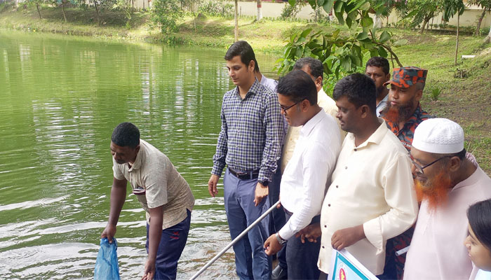 বোয়ালমারীতে ৩০৫ কেজি রুই পোনা অবমুক্ত বোয়ালমারীতে ৩০৫ কেজি রুই পোনা অবমুক্ত