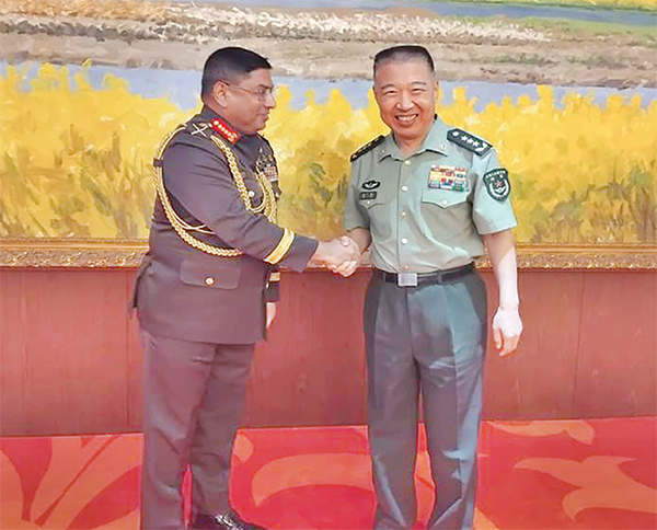 দেশে ফিরলেন সেনাপ্রধান দেশে ফিরলেন সেনাপ্রধান