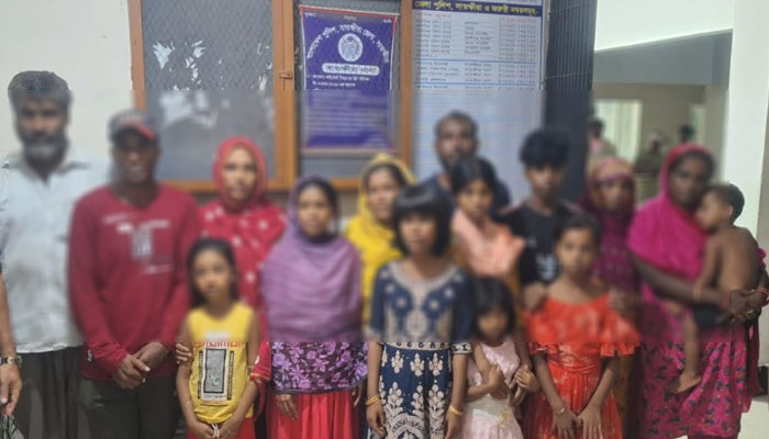 আটক ১৫ বাংলাদেশিকে বিজিবির কাছে হস্তান্তর করল বিএসএফ আটক ১৫ বাংলাদেশিকে বিজিবির কাছে হস্তান্তর করল বিএসএফ