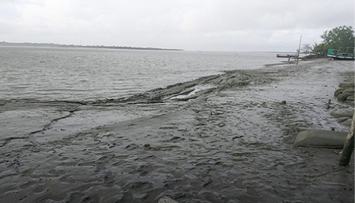 নীলডুমুরে হঠাৎ দেবে গেছে নদীর চর, এলাকায় আতঙ্ক নীলডুমুরে হঠাৎ দেবে গেছে নদীর চর, এলাকায় আতঙ্ক