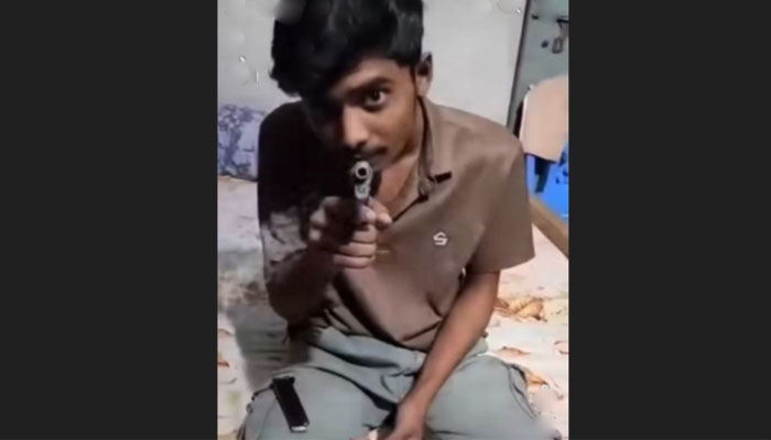 নারায়ণগঞ্জে অস্ত্র হাতে ভিডিও ভাইরাল, যুবক গ্রেপ্তার নারায়ণগঞ্জে অস্ত্র হাতে ভিডিও ভাইরাল, যুবক গ্রেপ্তার