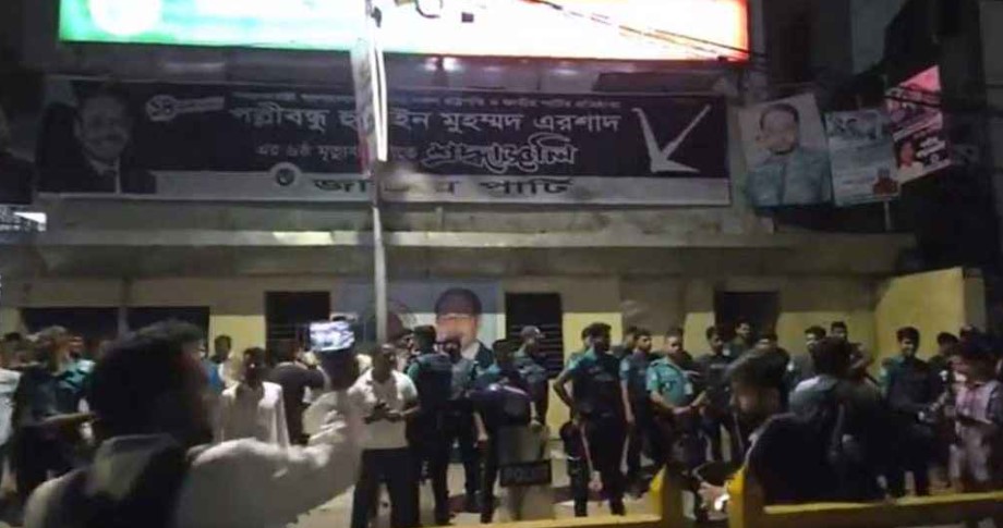 জাপা কার্যালয়ের সামনে ফের সংঘর্ষ, গুরুতর আহত ভিপি নুর জাপা কার্যালয়ের সামনে ফের সংঘর্ষ, গুরুতর আহত ভিপি নুর