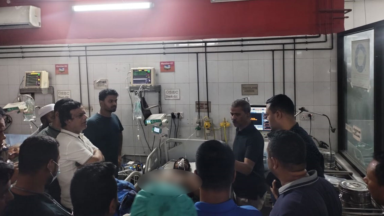 আহত নুরকে দেখতে এসে তোপের মুখে আসিফ নজরুল, ‘ভুয়া ভুয়া’ স্লোগান আহত নুরকে দেখতে এসে তোপের মুখে আসিফ নজরুল, ‘ভুয়া ভুয়া’ স্লোগান