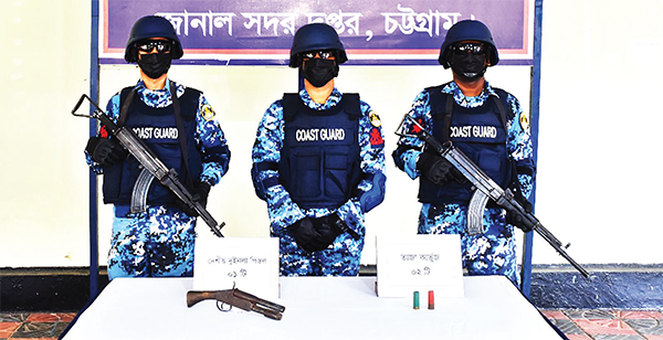 কোস্ট গার্ডের অভিযানে আগ্নেয়াস্ত্র ও গুলি জব্দ কোস্ট গার্ডের অভিযানে আগ্নেয়াস্ত্র ও গুলি জব্দ