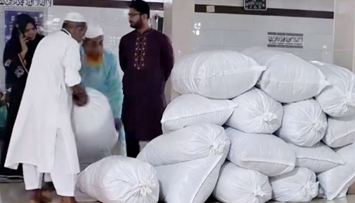 পাগলা মসজিদের দানবাক্সে মিলেছে ৩২ বস্তা টাকা, চলছে গণনা পাগলা মসজিদের দানবাক্সে মিলেছে ৩২ বস্তা টাকা, চলছে গণনা