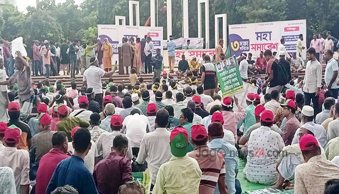 তিন দাবিতে শহীদ মিনারে চলছে প্রাথমিকের শিক্ষকদের মহাসমাবেশ তিন দাবিতে শহীদ মিনারে চলছে প্রাথমিকের শিক্ষকদের মহাসমাবেশ