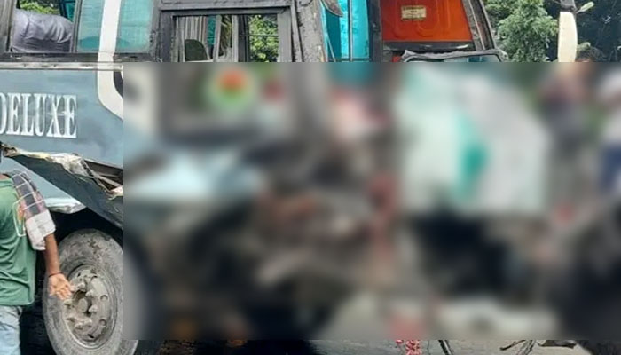 ফরিদপুরে বাস-ট্রাক মুখোমুখি সংঘর্ষে আহত ৫ ফরিদপুরে বাস-ট্রাক মুখোমুখি সংঘর্ষে আহত ৫