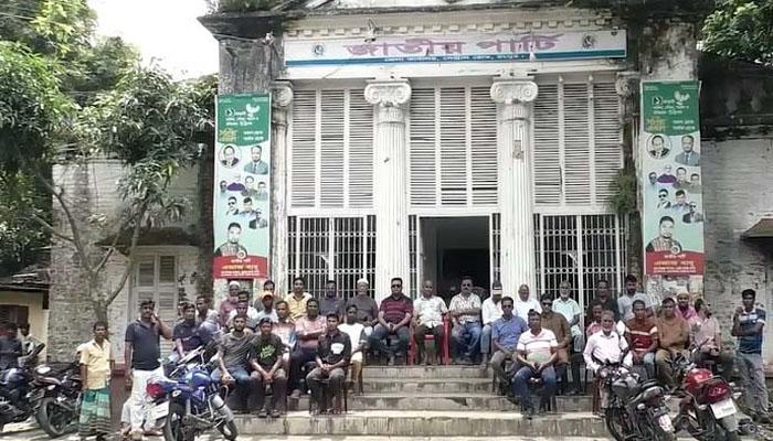 ‘হাত-পা ভেঙে দেব’ বলে রংপুরে কার্যালয়ে পাহারা বসালো জাপা ‘হাত-পা ভেঙে দেব’ বলে রংপুরে কার্যালয়ে পাহারা বসালো জাপা