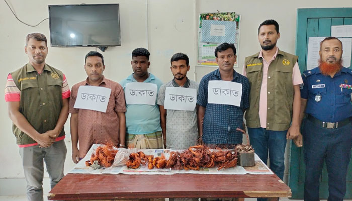 ঠাকুরগাঁওয়ে ডাকাতচক্রের ৬ সদস্য গ্রেপ্তার ঠাকুরগাঁওয়ে ডাকাতচক্রের ৬ সদস্য গ্রেপ্তার