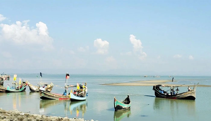 টেকনাফের জলসীমায় আরাকান আর্মি, টার্গেট বাংলাদেশি জেলে টেকনাফের জলসীমায় আরাকান আর্মি, টার্গেট বাংলাদেশি জেলে