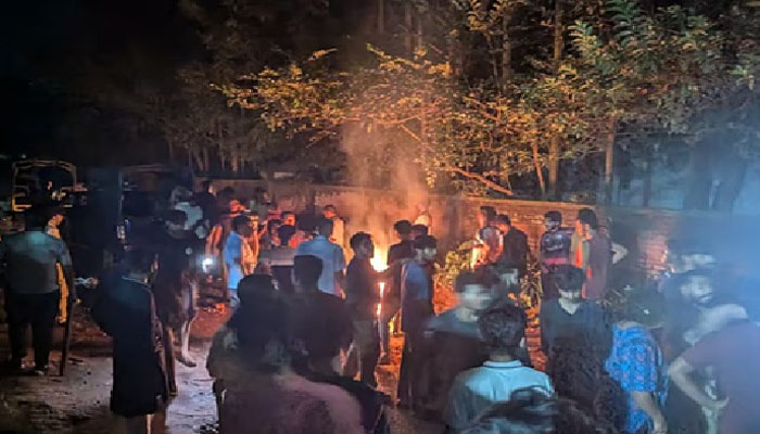 মধ্যরাতে চবি শিক্ষার্থী ও স্থানীয়দের মধ্যে সংঘর্ষ, আহত অন্তত ৫০