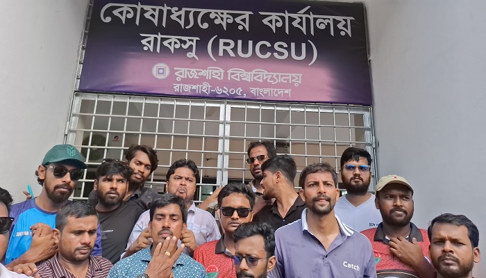 রাকসুর কার্যালয়ে ছাত্রদল নেতাকর্মীদের ভাঙচুর-তালা