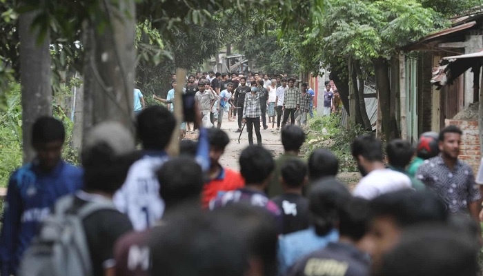 ছাত্রলীগের ক্যাডাররা গ্রামবাসীদের ভিতরে ঢুকে শিক্ষার্থীদের উপর হামলা করেছে: চবি উপ-উপাচার্য