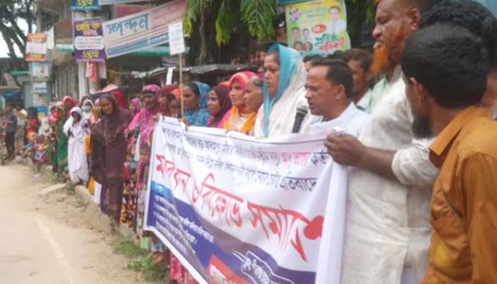 পীরগঞ্জে খাস জমি দখল ও বিক্রির প্রতিবাদে মানববন্ধন-বিক্ষোভ পীরগঞ্জে খাস জমি দখল ও বিক্রির প্রতিবাদে মানববন্ধন-বিক্ষোভ