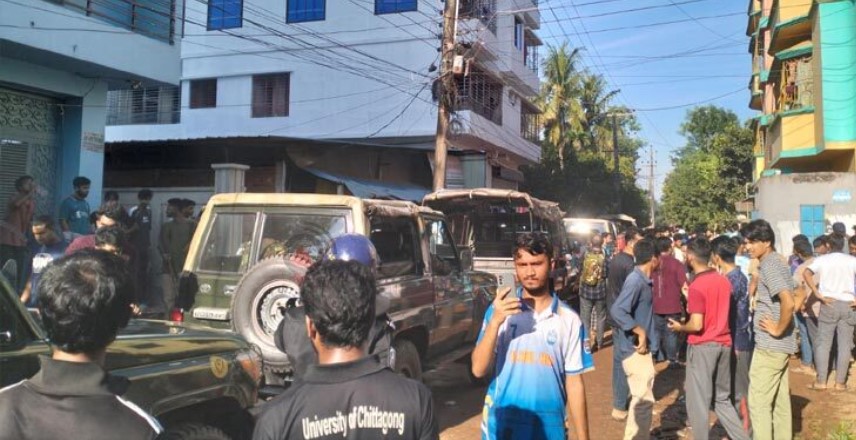 চবি এলাকায় সংঘর্ষ শেষে যৌথবাহিনীর অভিযান শুরু চবি এলাকায় সংঘর্ষ শেষে যৌথবাহিনীর অভিযান শুরু