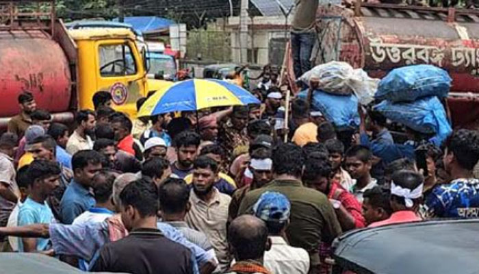 সিরাজগঞ্জে চাঁদাবাজির প্রতিবাদে শ্রমিকদের মহাসড়ক অবরোধ সিরাজগঞ্জে চাঁদাবাজির প্রতিবাদে শ্রমিকদের মহাসড়ক অবরোধ