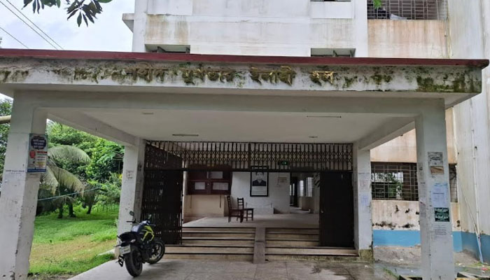 বেরোবিতে প্রভোস্ট ছাড়া চলছে হল, খাবারে মিলল বড় পোকা