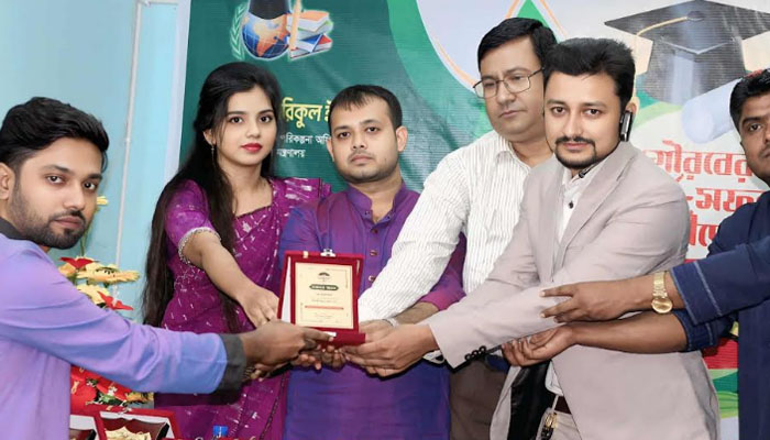 সিরাজগঞ্জে সরকারি চাকরিপ্রাপ্ত সফল প্রার্থীদের সংবর্ধনা সিরাজগঞ্জে সরকারি চাকরিপ্রাপ্ত সফল প্রার্থীদের সংবর্ধনা