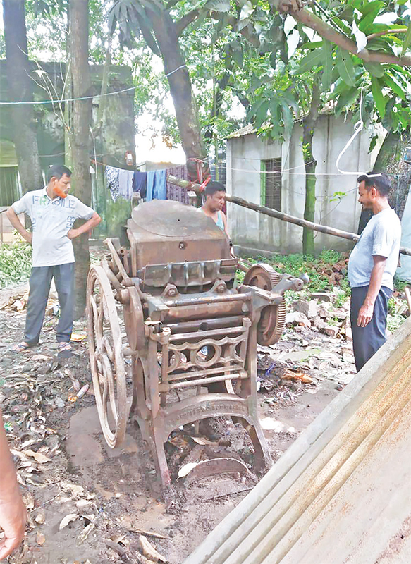 ব্রিটিশ আমলের একটি প্রিন্টিং প্রেস মেশিন সংরক্ষণ করার জন্য জাদুঘর শশী লজে নেওয়া হয়েছে ব্রিটিশ আমলের একটি প্রিন্টিং প্রেস মেশিন সংরক্ষণ করার জন্য জাদুঘর শশী লজে নেওয়া হয়েছে