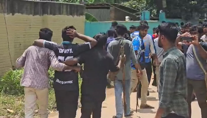 চবি শিক্ষার্থী-স্থানীয়দের সংঘর্ষে আহত অন্তত ১৫০০ শিক্ষার্থী