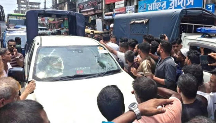 ভ্রাম্যমাণ আদালতের অভিযানে হামলা, ম্যাজিস্ট্রেটের গাড়ি ভাঙচুর ভ্রাম্যমাণ আদালতের অভিযানে হামলা, ম্যাজিস্ট্রেটের গাড়ি ভাঙচুর